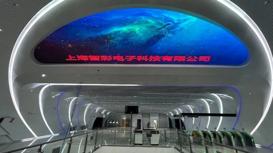 智彩科技打造超炫夢幻成都地鐵機車廠站LED天幕屏